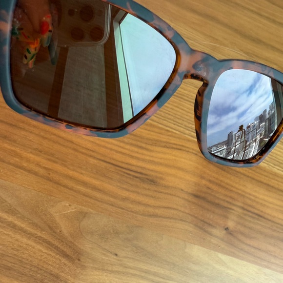 Contemporary Brown Sunglasses with Sleek Design - Picture 5 of 7